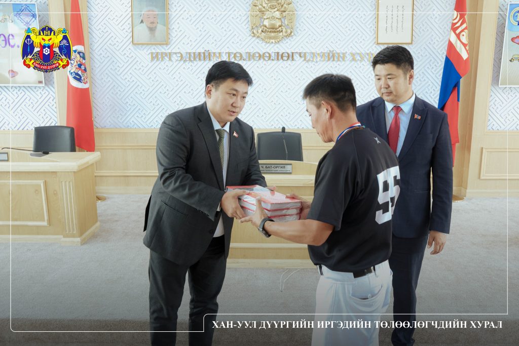 БАГ ТАМИРЧДЫГ ХҮЛЭЭН АВЧ УУЛЗЛАА